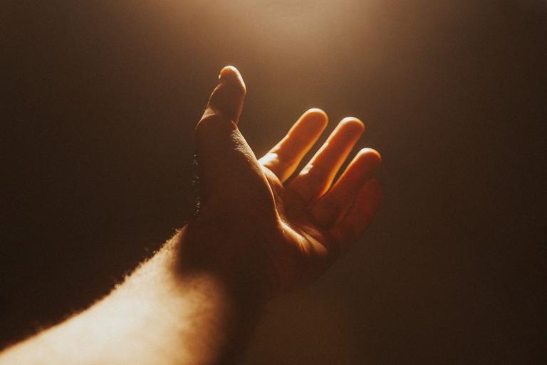 hand-4661763_1280-1024x682